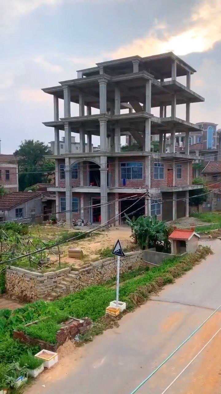 房子盖到一半没钱了,媳妇说宁愿出去打工赚钱回来继续建,也不要向亲戚