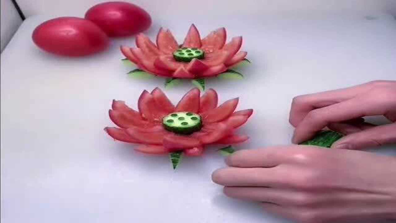 西红柿和黄瓜撞出了不一样的花,映日荷花别样红,太漂亮了!