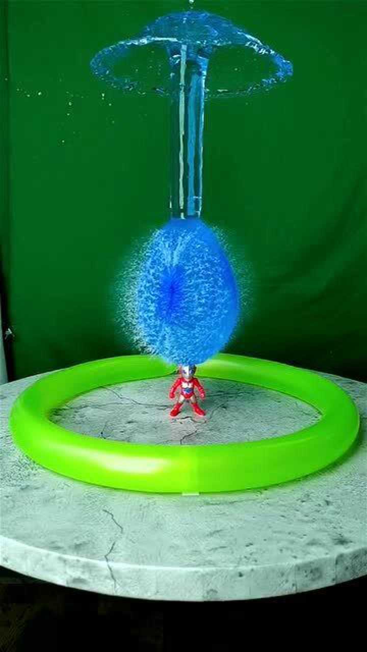 超大水球砸中奥特曼,慢镜头记录下全过程_腾讯视频