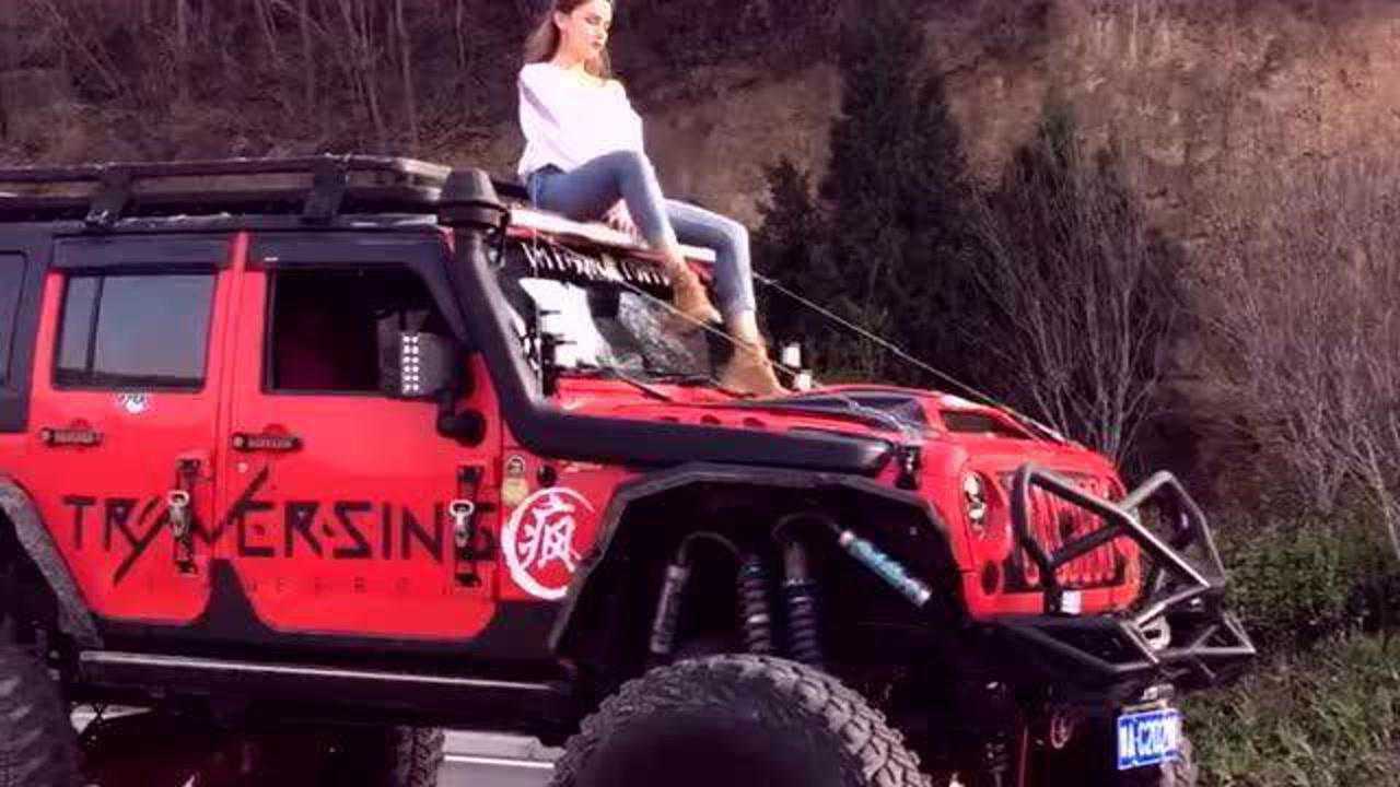 当霸气越野车牧马人碰到了外国美女后妈妈我恋爱了