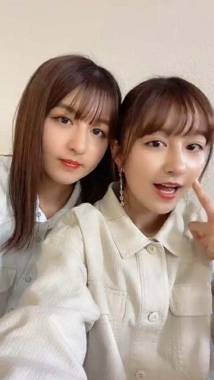 日本双胞胎小姐姐脆皮草莓吃起来