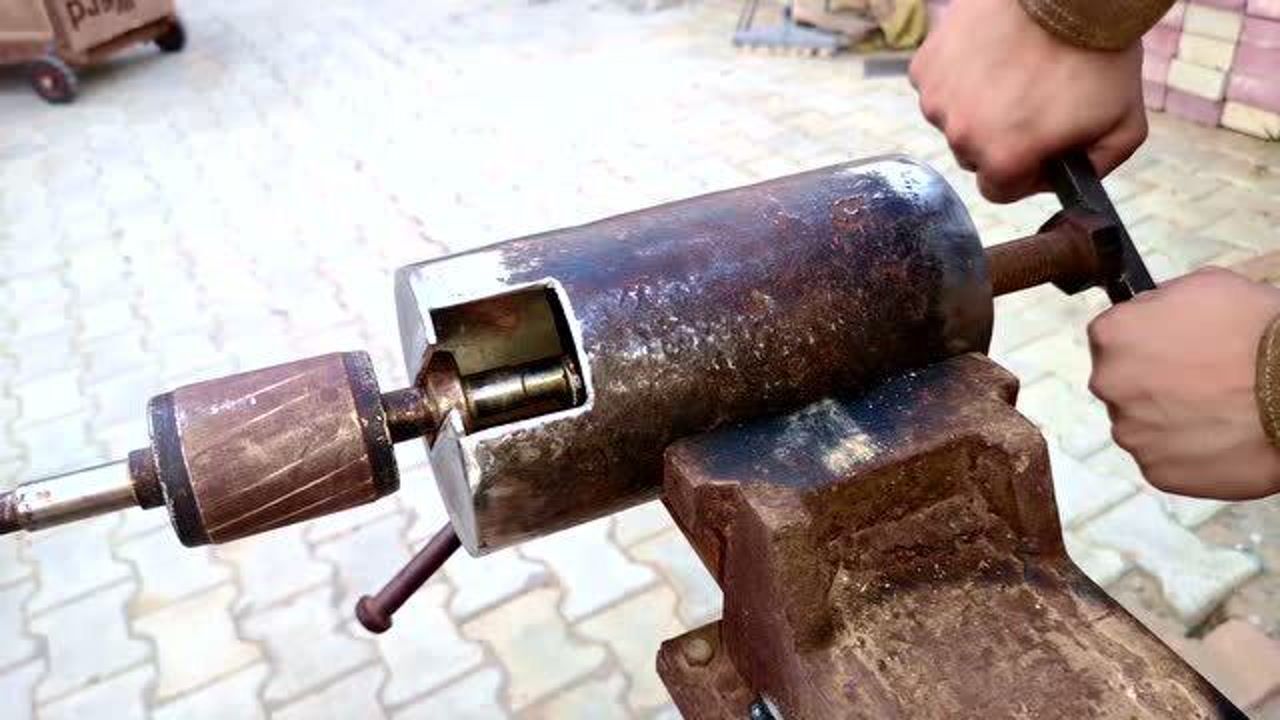 小伙用铁管自制超牛的取轴承神器很简单就弄下来了厉害