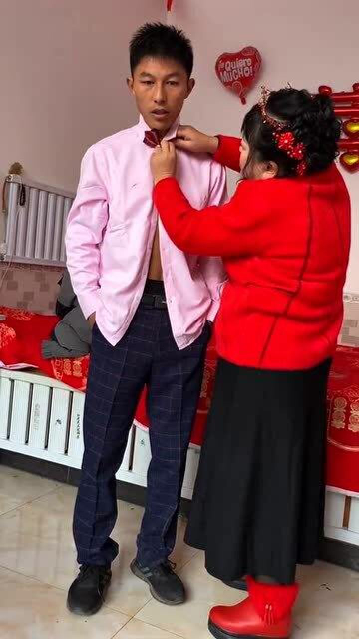 这应该算是传说中的真爱了吧59岁新娘嫁给29岁小伙系领带都满眼宠溺