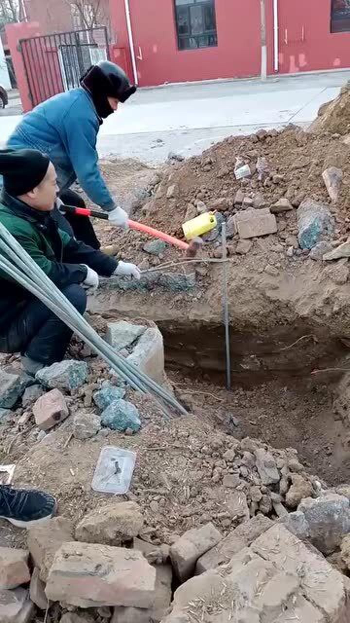 箱变中性线保护接地砸地线钎子,大锤要做的稳准狠,一下一下的砸