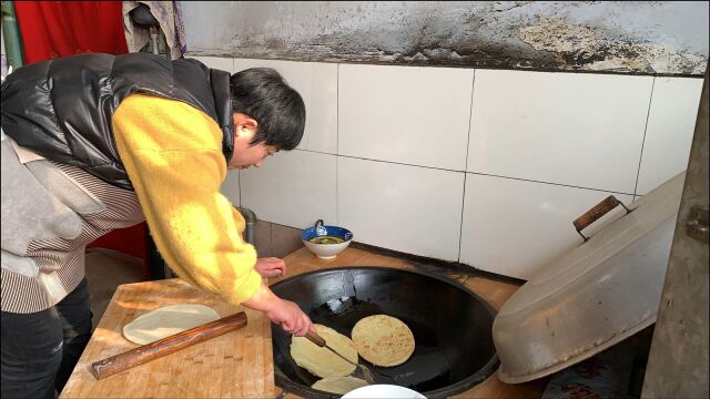 家常烙饼怎样酥香松软,和面是关键,有技巧没难度,放凉了也不硬