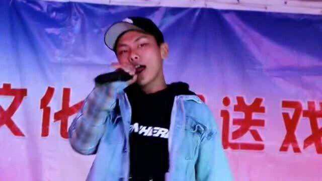 校园元旦文艺汇演,小伙自信往台上唱歌一曲,一句歌词撑完一首歌!