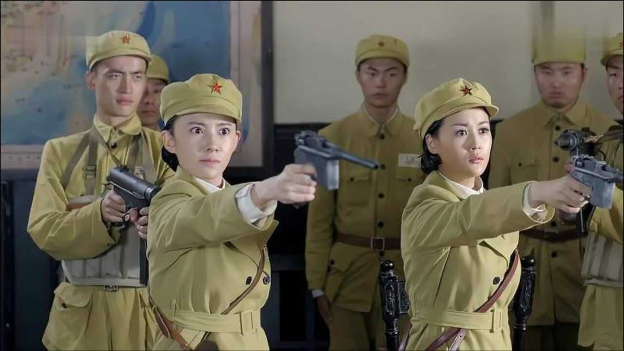 影视女干部在会上胡搅蛮缠竟向首长掏枪警卫员立马端起冲锋枪冲进去