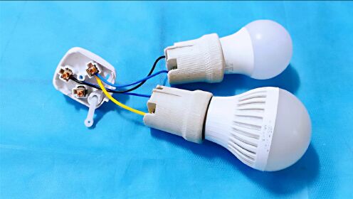 一个人干活接线，老电工都会随身带2个灯泡，难怪从来都不会触电