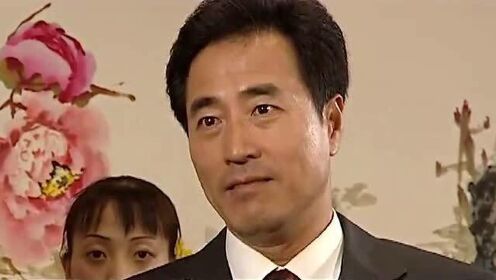 县长向新任市长敬酒，不料县长说错话，被市长逼得当场下不了台