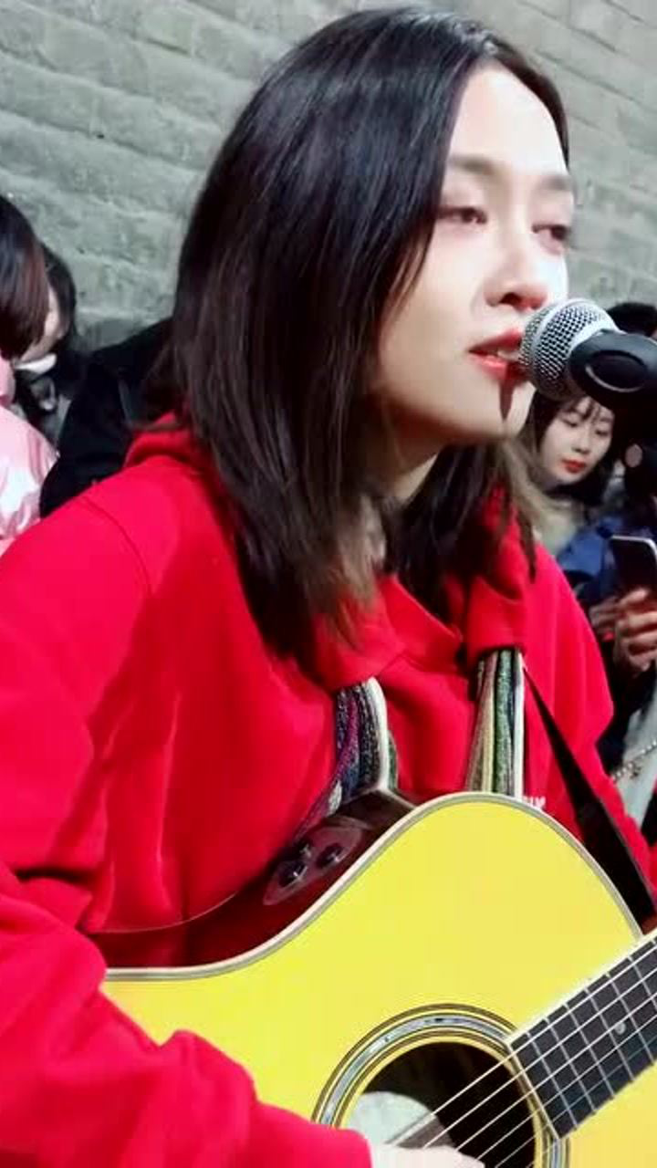 西安唱民谣的韩小九在城楼下演唱成都特色的嗓音真是迷人
