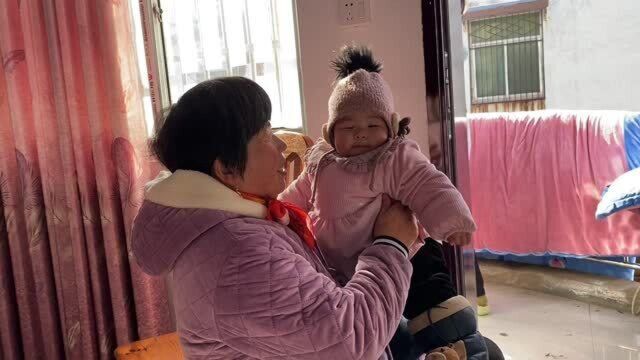 妈妈抱玥玥晒暖,住县城三个月换3次锁,婷婷:看一年得换多少次