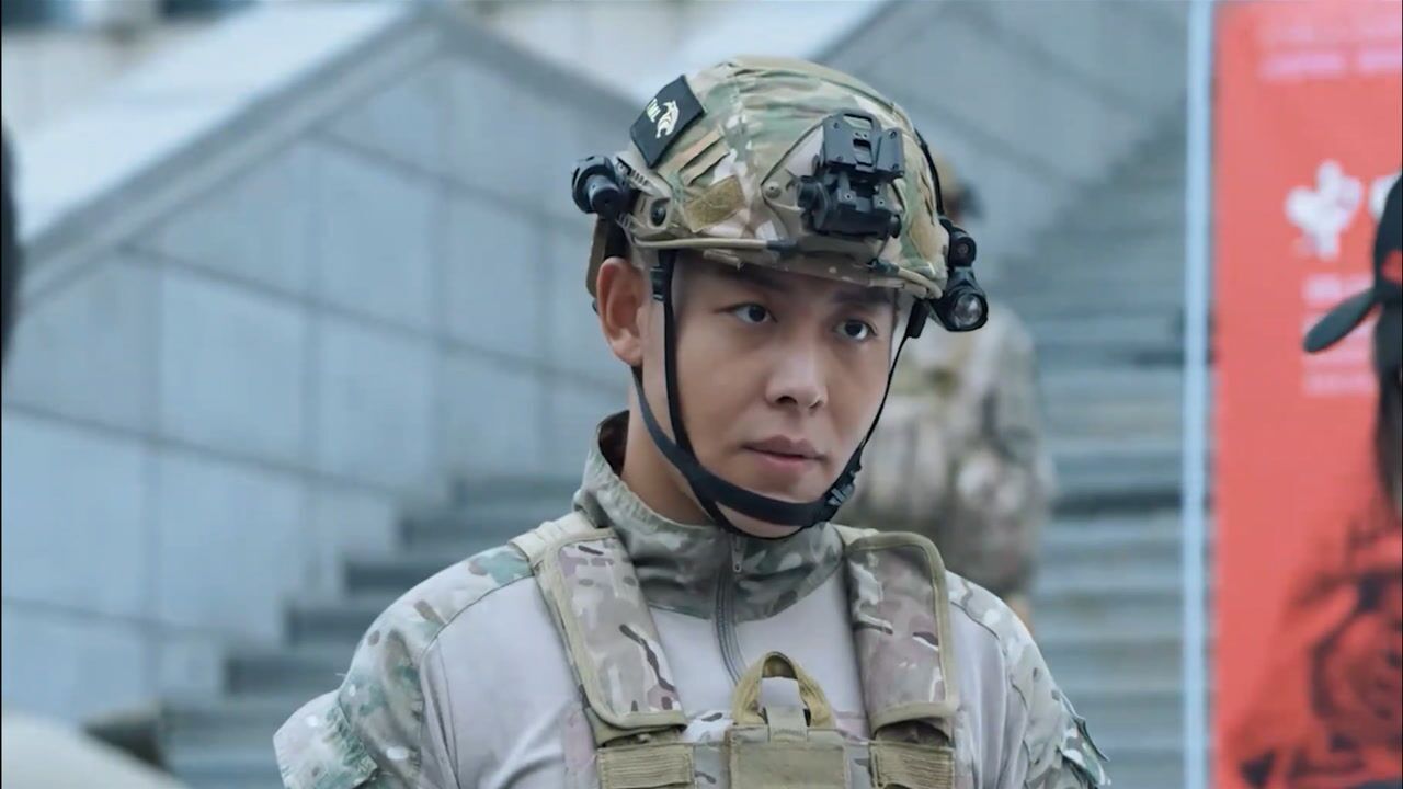 蓝军出击山豹旅在大学校园里招兵询问的同学络绎不绝都想去参军