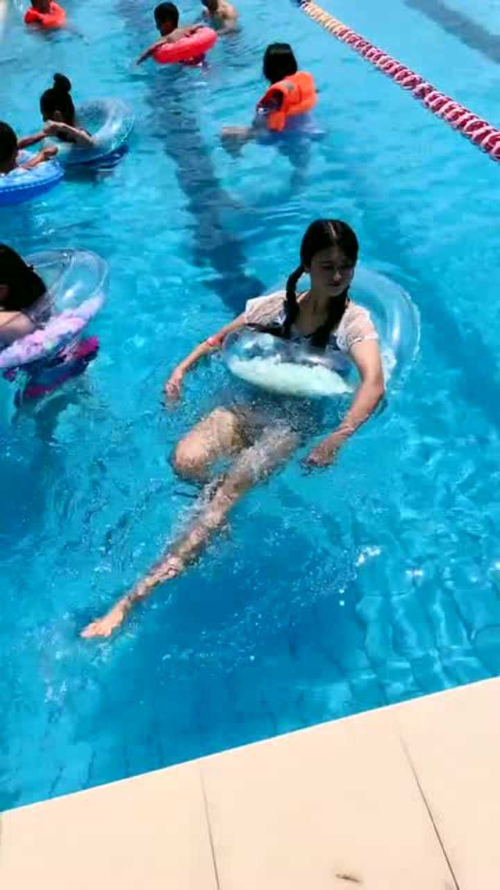 水中一字马你见过没有