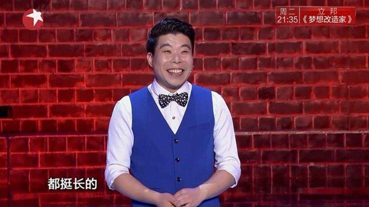 这哪像演员啊,分明像个吉吉国王!嘴都咧开一条线了