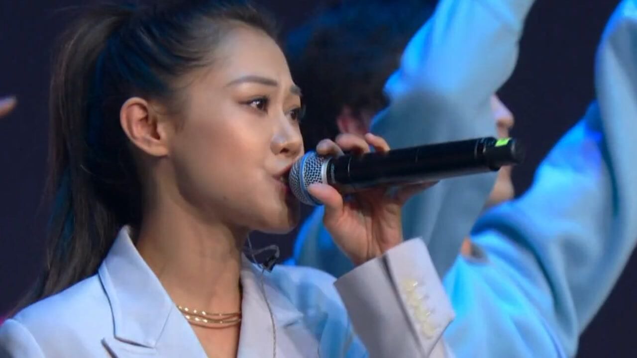2021重庆春晚梦然一首少年点燃全场