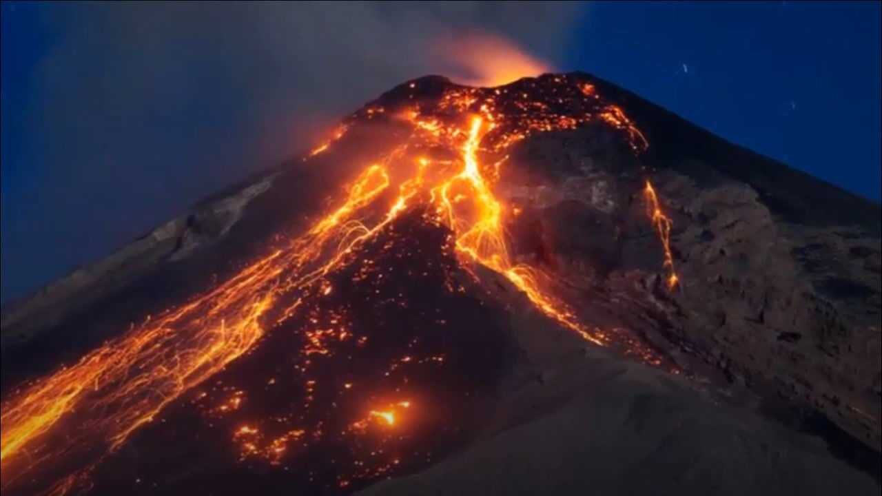 实拍印尼火山剧烈喷发引发265次地震岩浆迸发连成小河