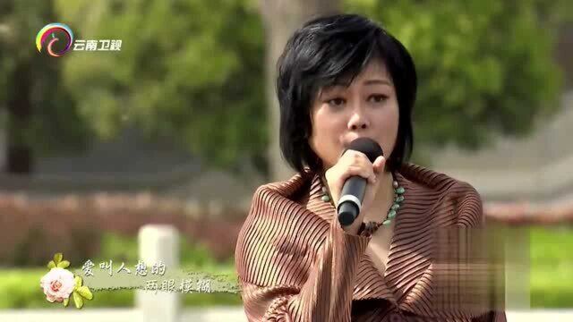 何静现场演唱《月亮偷着哭》,熟悉的旋律,动听的歌声