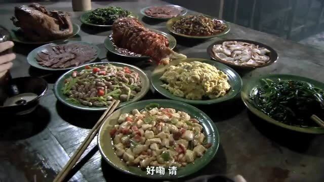 鲁智深大口喝酒大口吃肉,看着也太香了,古代吃播呀!_腾讯视频