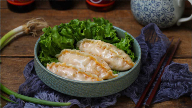 风靡朋友圈的韩国泡菜饺子味道出乎意料的鲜美自己动手就能做