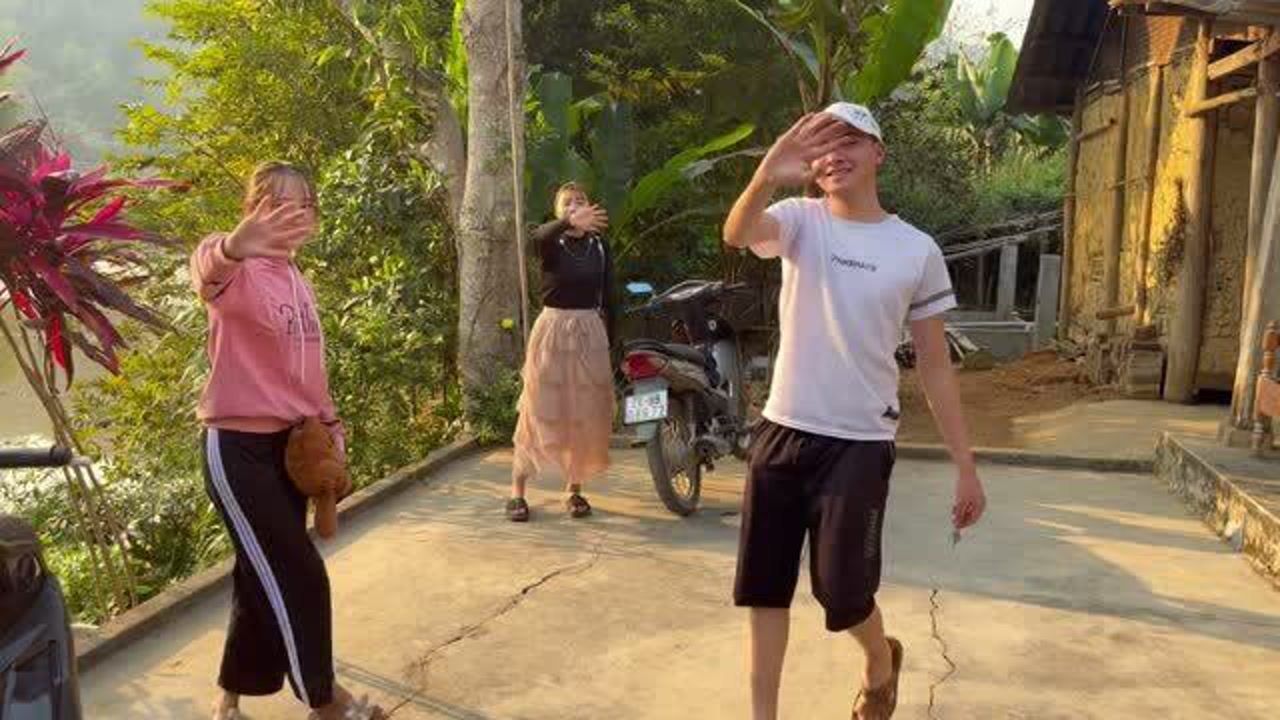 越南小伙阿俊的团队搬到越南农村新房子住两个越南美女都很激动有单独