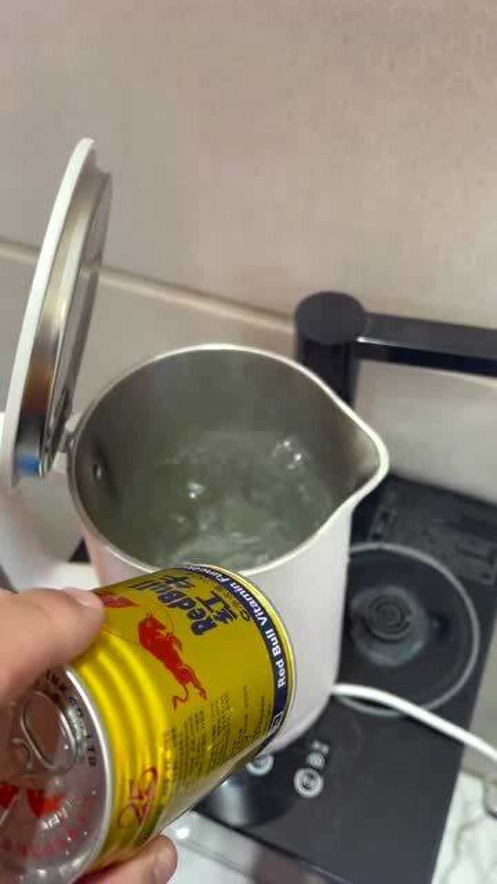 没有富婆知我愁唯有开水煮红牛