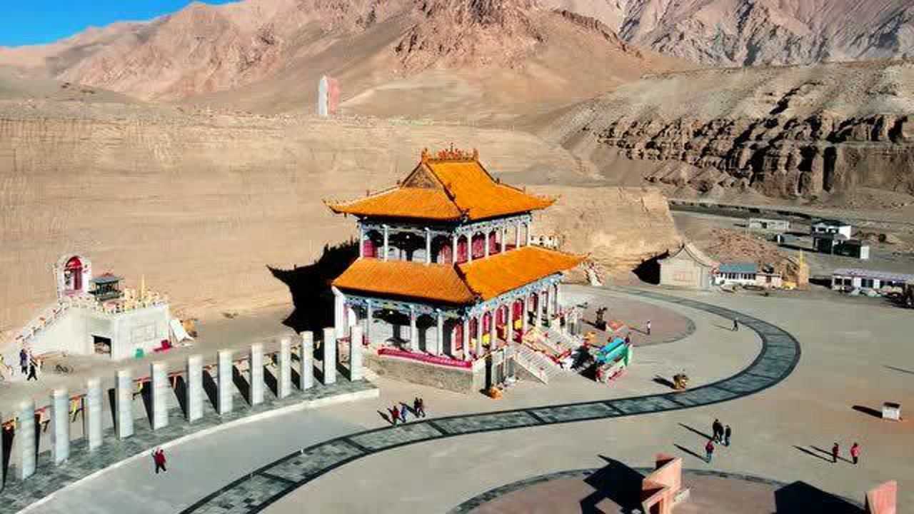航拍昆仑山下的一座道观传说曾是姜子牙修炼的地方