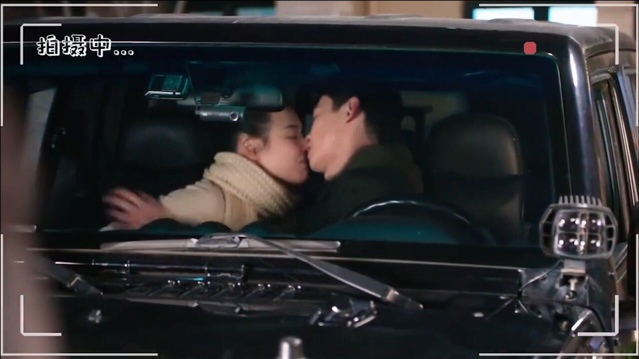 新手上路白敬亭吻马思纯耳朵通红毫无经验一不小心亲到鼻子