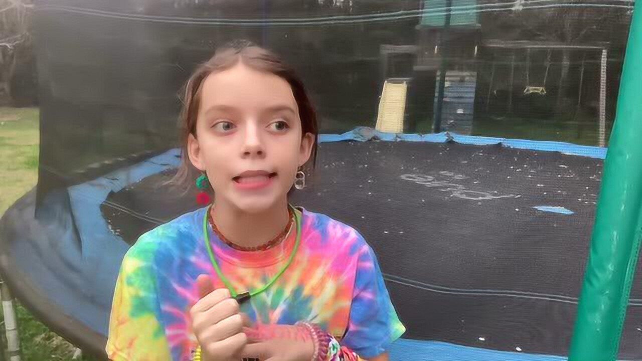 可爱女孩在蹦床上玩耍_高清