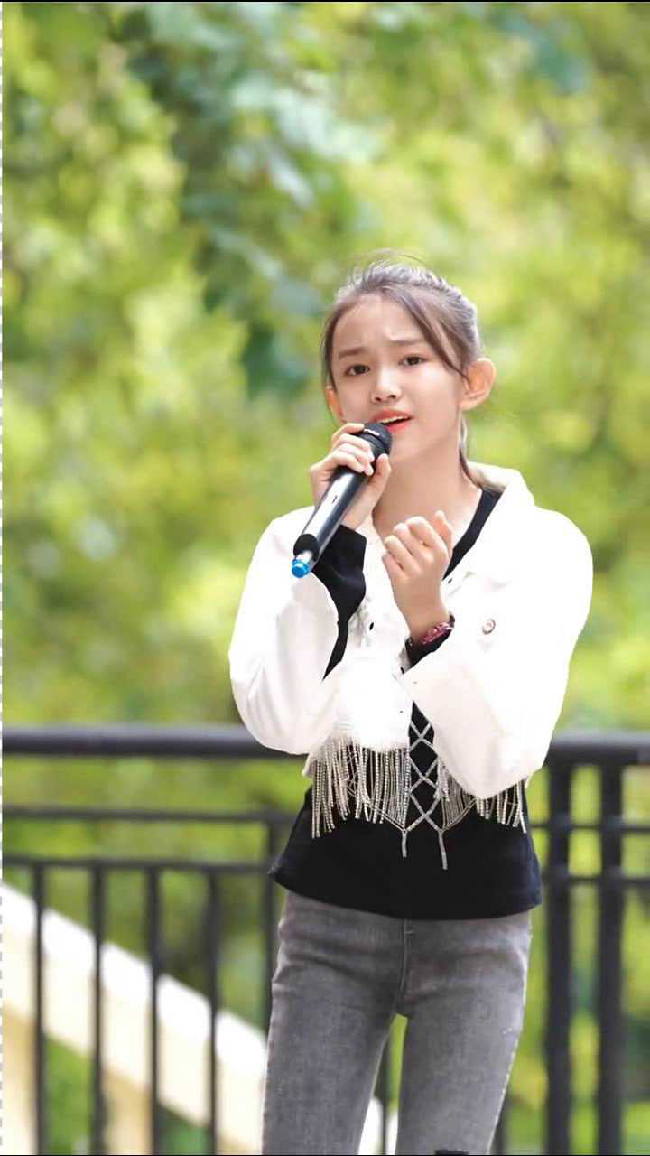 宋小睿翻唱错位时空声音清澈嘹亮音律太准了