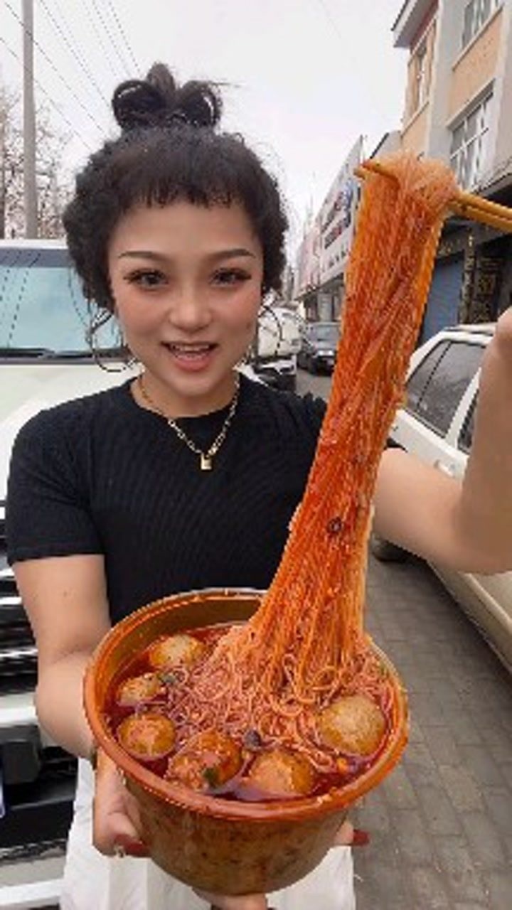 美食吃播：爆辣粉丝_高清