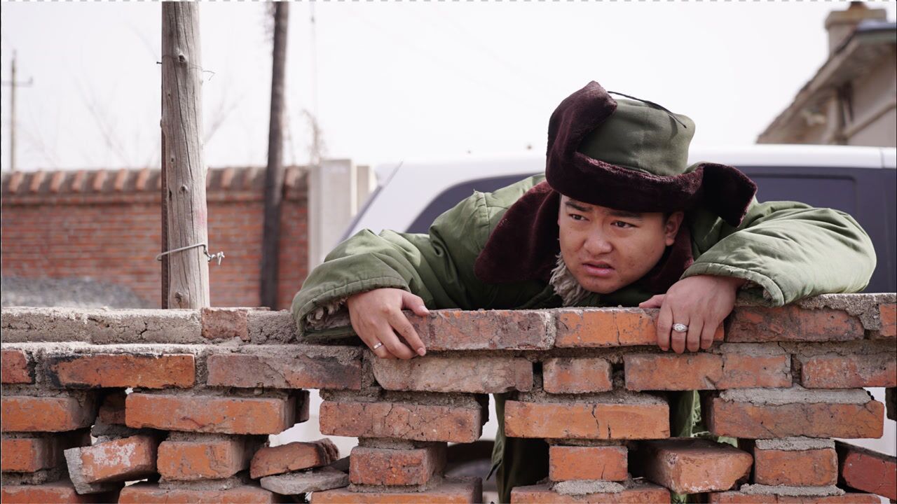 小伙外出打工半路杀个回马枪翻墙进屋发现妻子的秘密