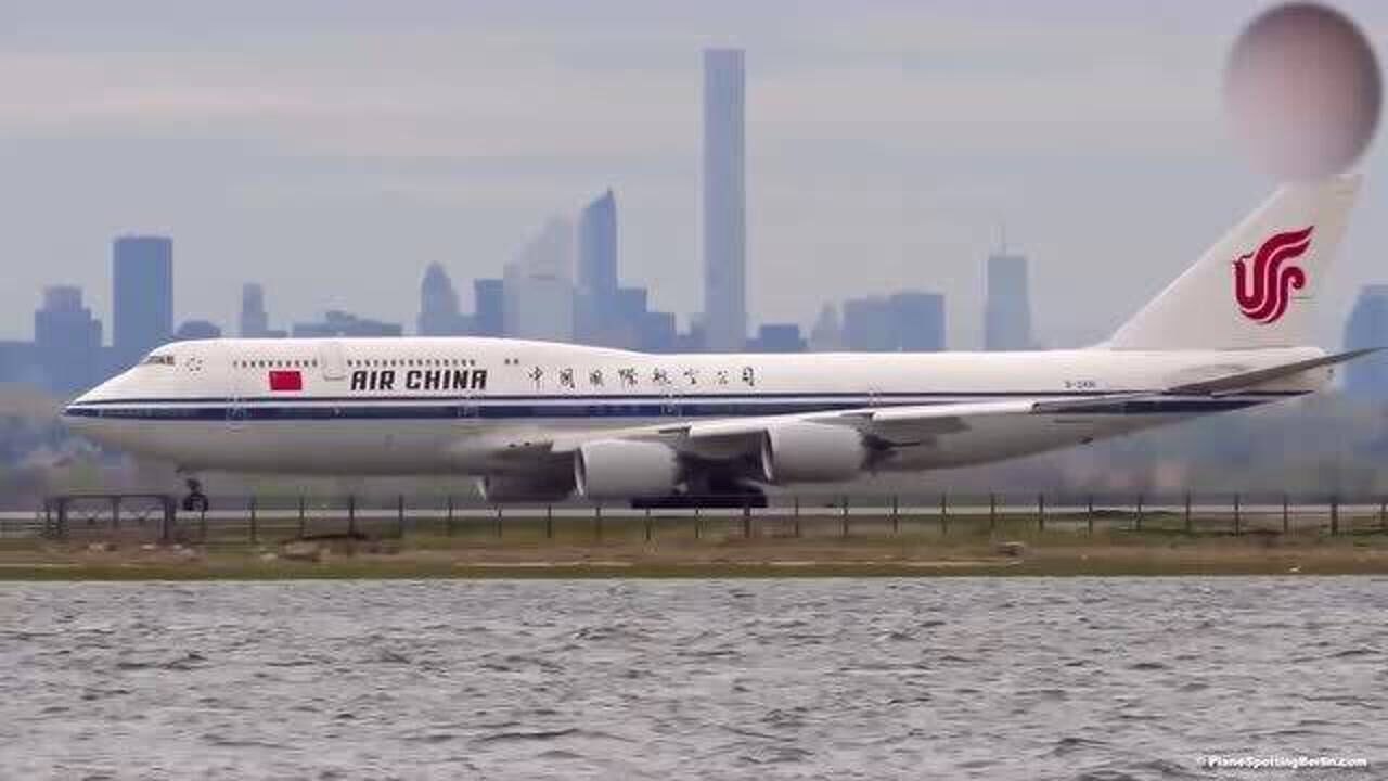 中国国际航空的波音7478i客机从美国纽约机场起飞前往北京
