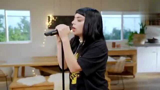 英伦流行才女 Charli XCX现场演绎主打单曲之一 《Cross You Out》