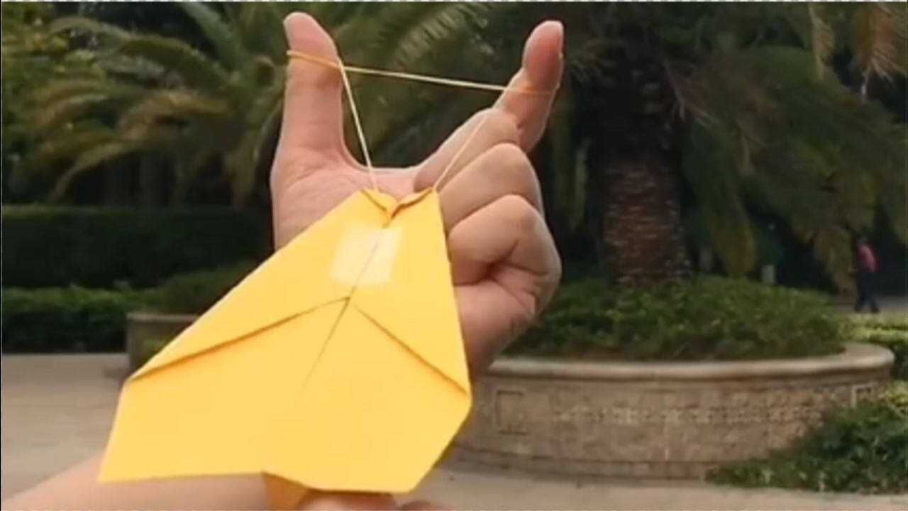 用一根橡皮筋就可以飞超远的弹射纸飞机快带孩子玩起来