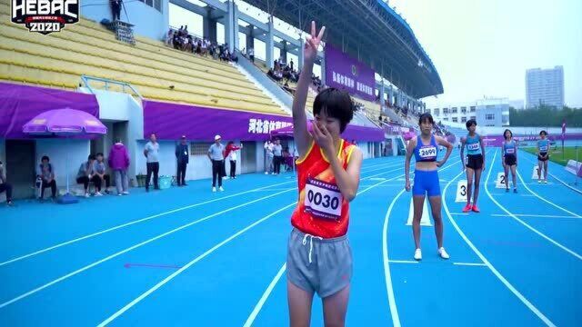 在女子初中组800米决赛中,来自邯郸行知中学的王婧宇第二圈时赶超至第一,最终以2:2347的成绩夺冠!