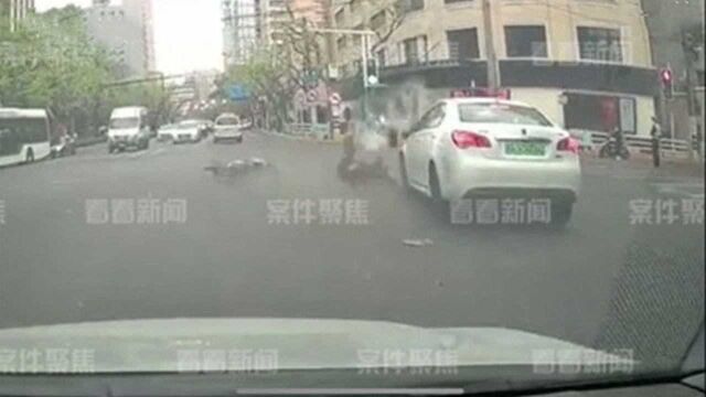 事故现场视频曝光!男子骑电瓶车闯红灯被撞飞