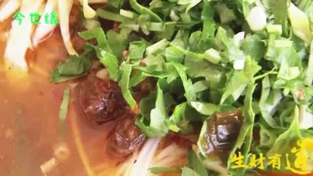 饵丝是云南的特色小吃之一,主要以大米为原料制作而成.饵丝的主要吃法和云南的另一特色小吃米线相似,只是饵丝与米线之间口感存在差异