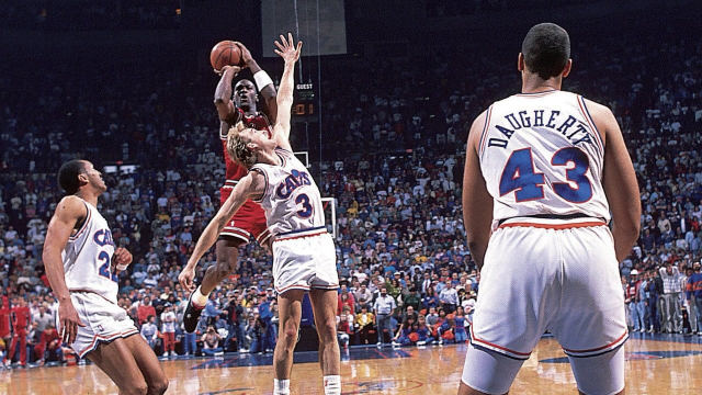 公牛历史第十三期载入史册的绝杀球迈克尔乔丹的theshot