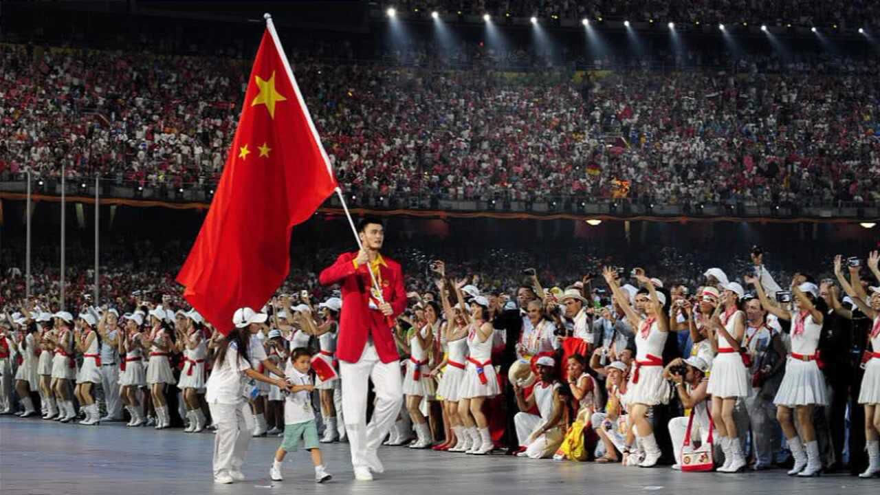 北京奥运会开幕式姚明高举五星红旗入场他身边的小朋友你知道是谁吗