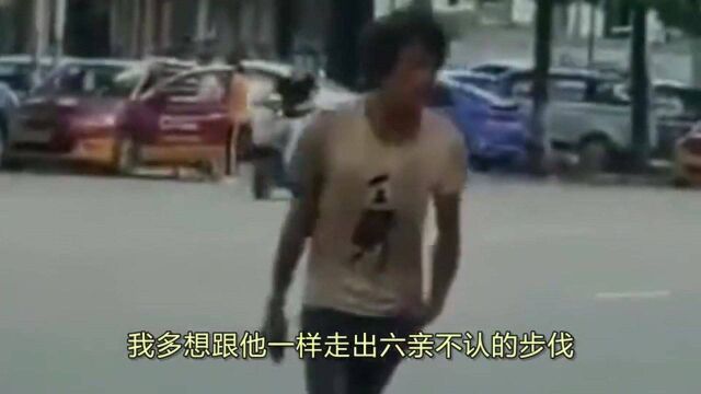 爆笑:小伙们都在网上看直播,大爷厉害了,直接看现场直播