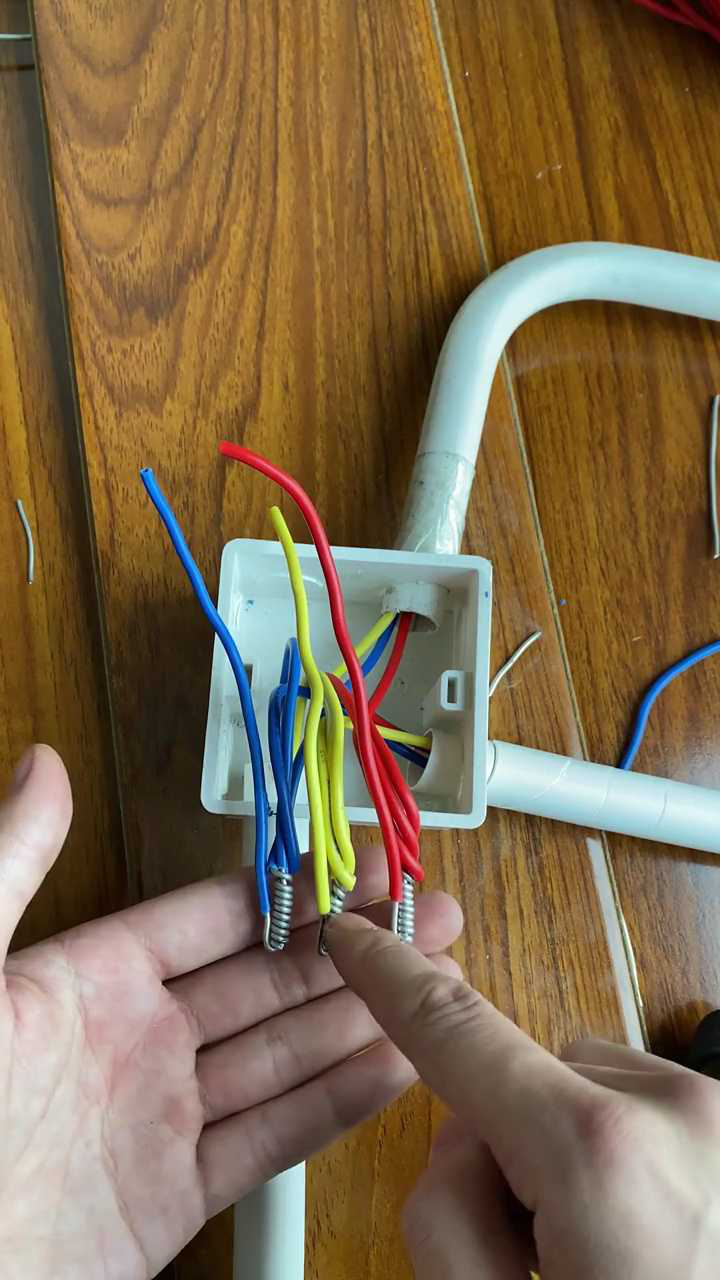 聪明的水电工教你线盒内并线正确接线教程by电工涛哥_腾讯视频