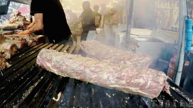 外国人的烤肉美食街,肉大块大块的烤,烤全猪比牛大