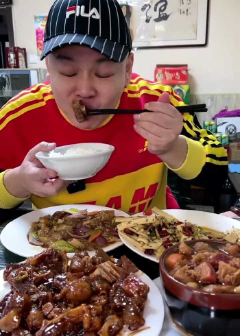北京大哥来东北饭馆吃饭,一桌菜肉比较多,营养挺丰富的!