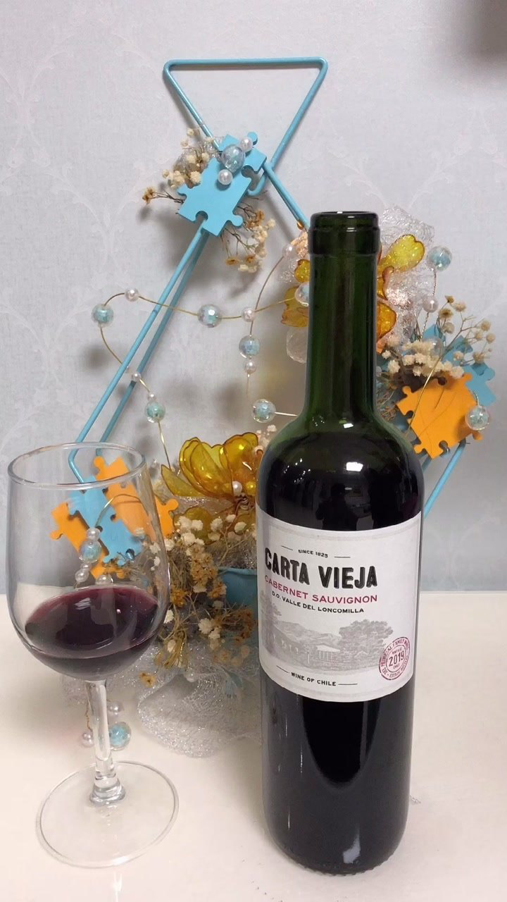 这个小东西叫红酒塞,家里喝不完的红酒啤酒都可以用它密封保存