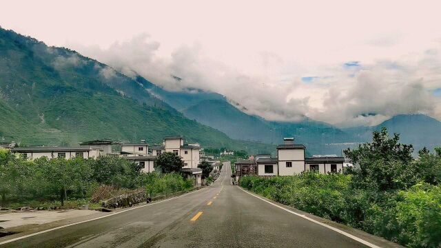 离开石棉县,沿大渡河逆流而上,前往红色旅游胜地安顺场