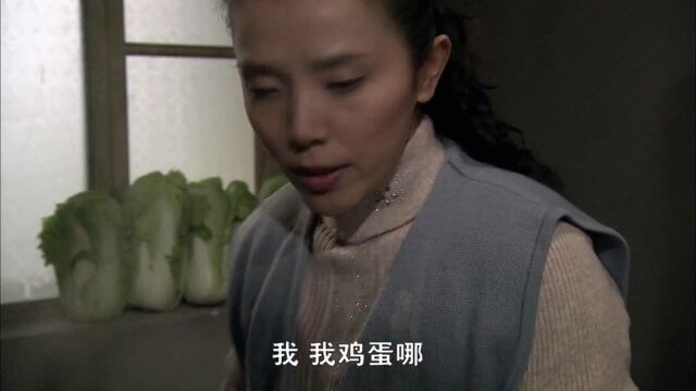 筒子楼:农村悍妇偷吃邻居的馒头和蒜,还理直气壮,下秒被丈夫打