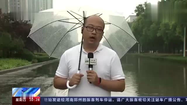 河南新乡:降雨持续 新乡部分区域停电 电力抢修工作仍在进行中