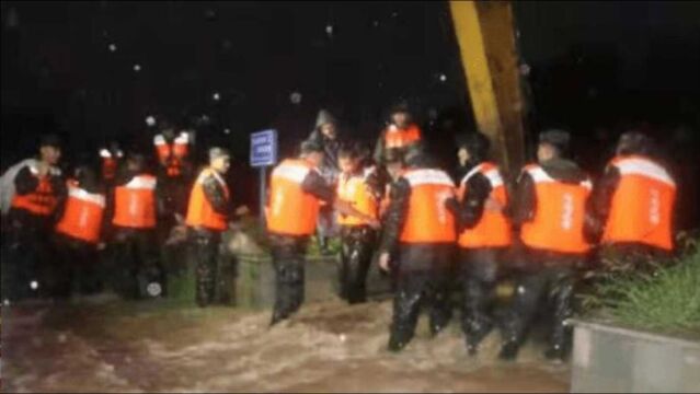 郑州大暴雨已致12人死亡,当解放军出现时,人群热泪盈眶