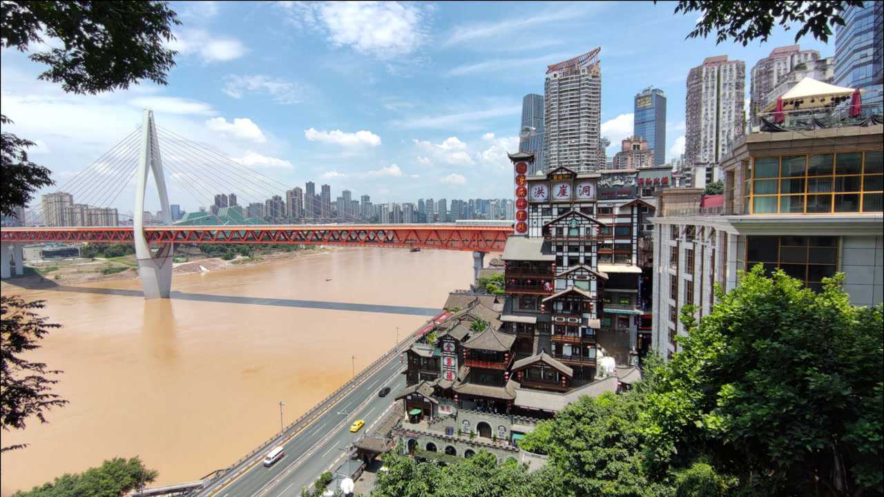 实拍重庆洪崖洞,白天跟夜景差距很大,每天晚上都是人山人海?