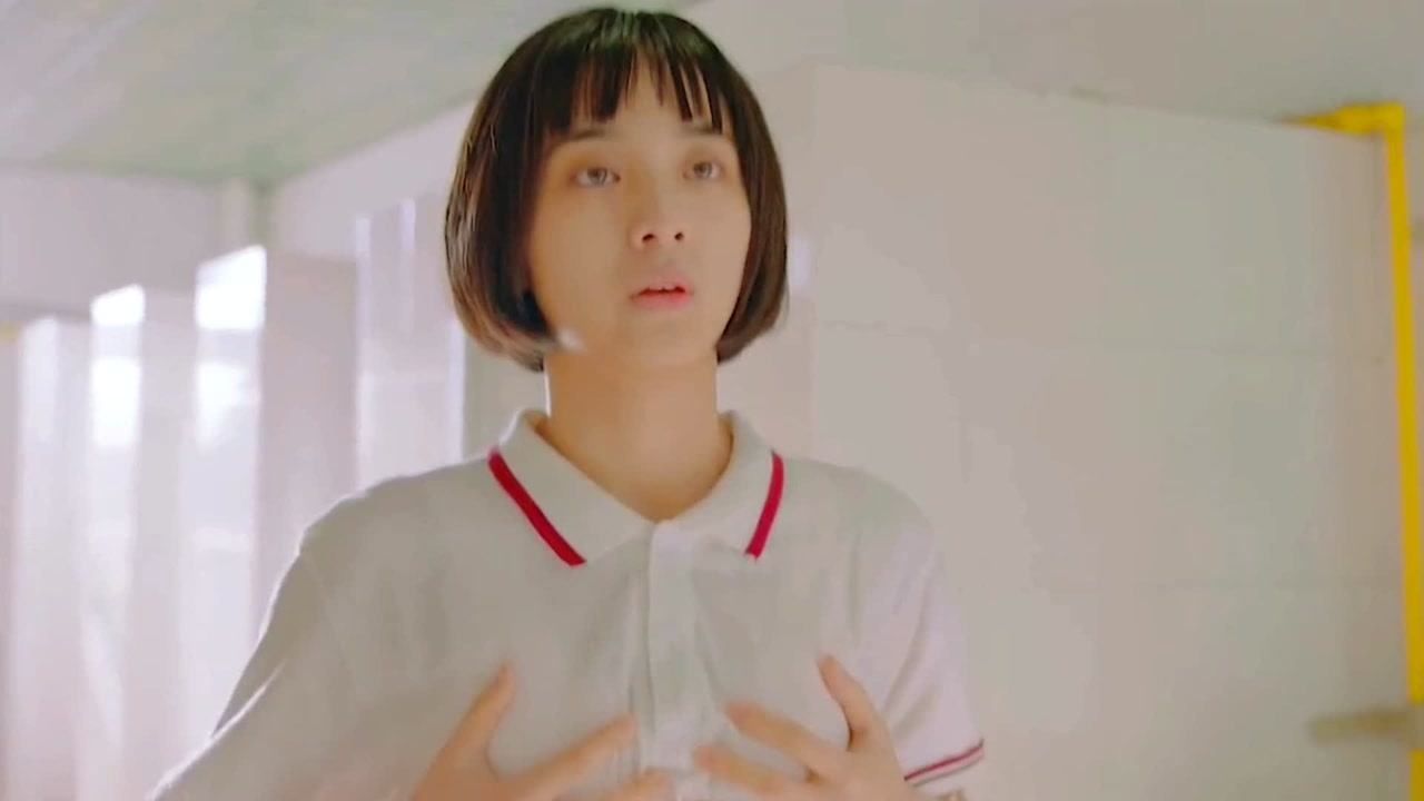 小伙穿越变女生，上来就抓自己胸，一脸没见过世面的样子_腾讯视频